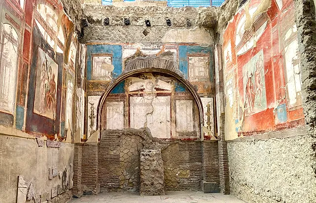 Sala con frescos del Collegio degli Augustali