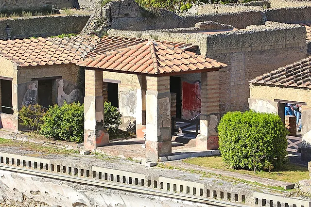 La Casa de los Ciervos, una de las mayores casas de Herculano, vista desde arriba