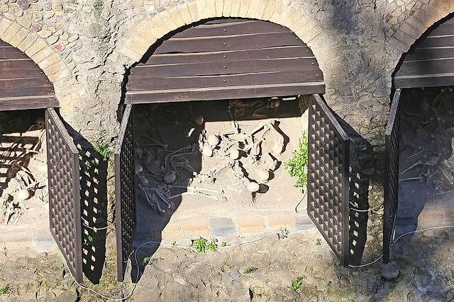 Las cocheras de barcas con arcos de la antigua playa de Herculano
