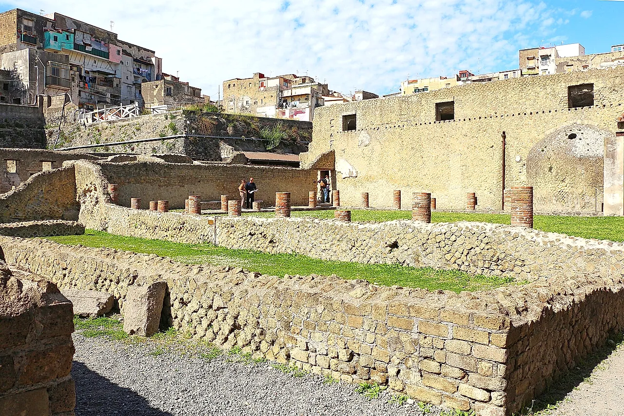 La palestra cubierta de hierba junto a las termas centrales de Herculano