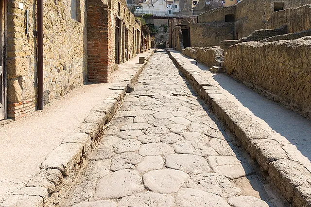 Calle romana pavimentada entre casas de Herculano