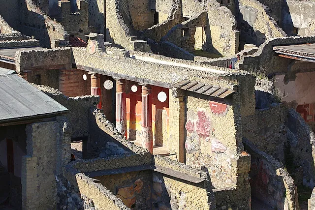 Columnas y paredes pintadas de rojo de la Casa del Relieve de Télefo, vistas desde arriba