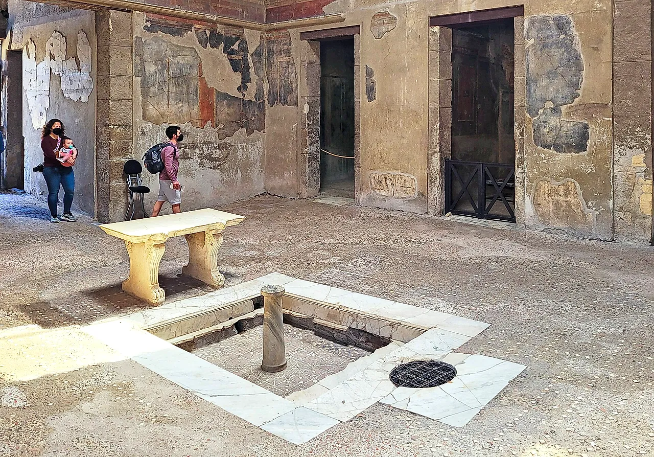El atrio de la Casa del Tabique de Madera con su impluvio de mármol