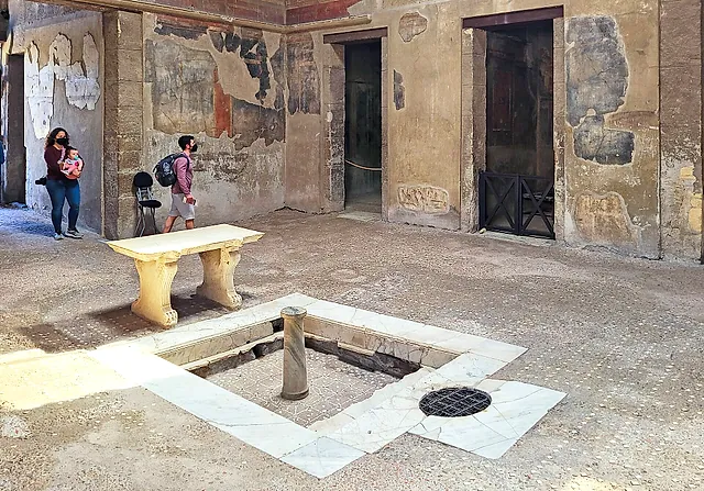 El atrio de la Casa del Tabique de Madera con su impluvio de mármol